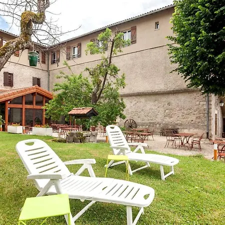 Отель Domaine Le Prieure Chaumont-le-Bourg