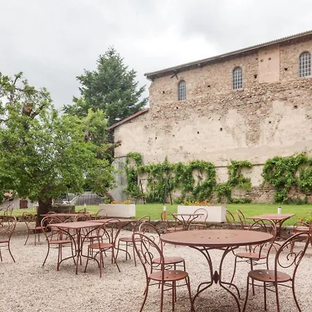 Отель Domaine Le Prieure Chaumont-le-Bourg