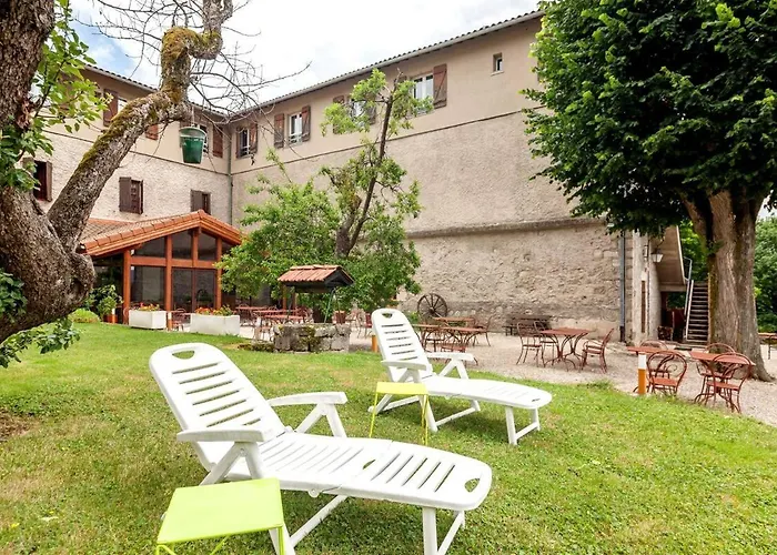 Отель Domaine Le Prieure Chaumont-le-Bourg