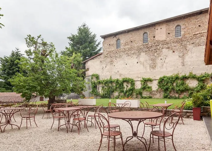 Отель Domaine Le Prieure Chaumont-le-Bourg