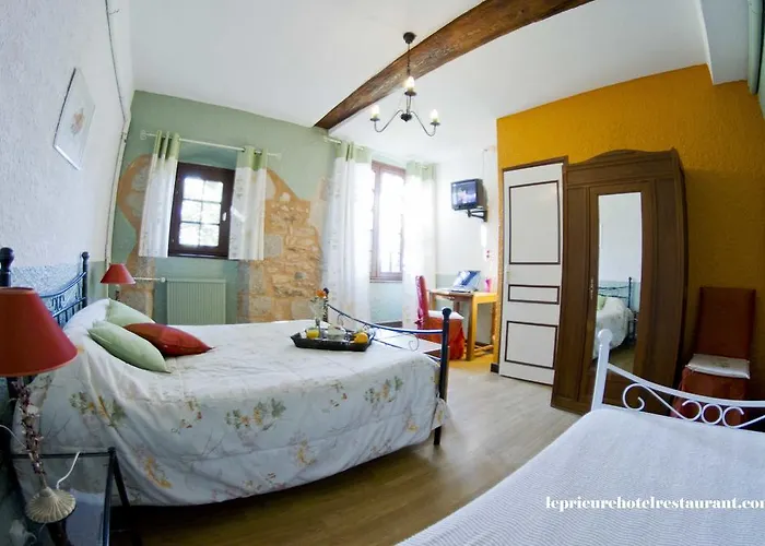 Отель Domaine Le Prieure Chaumont-le-Bourg