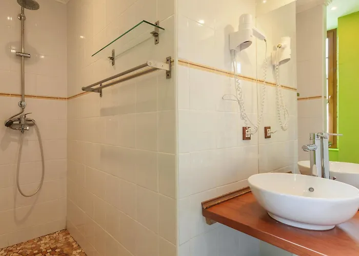 Отель Domaine Le Prieure Chaumont-le-Bourg