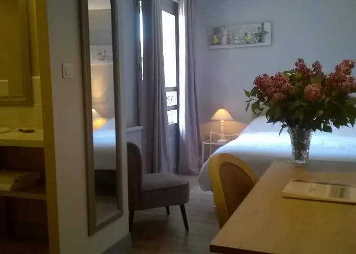 Отель Domaine Le Prieure Chaumont-le-Bourg