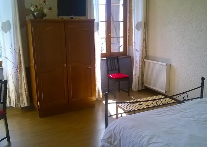 Отель Domaine Le Prieure Chaumont-le-Bourg